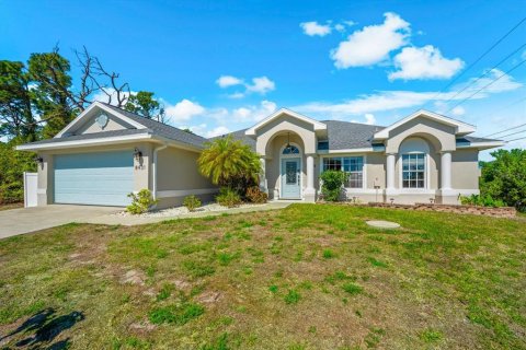 House in Port Charlotte, Florida 4 bedrooms, 211.45 sq.m. № 2166567 - photo 2