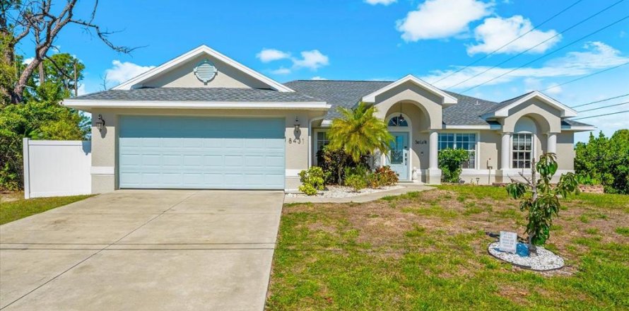 House in Port Charlotte, Florida 4 bedrooms, 211.45 sq.m. № 2166567