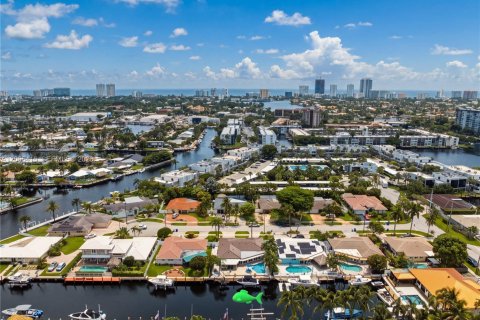 House in Pompano Beach, Florida 3 bedrooms, 178.65 sq.m. № 2300584