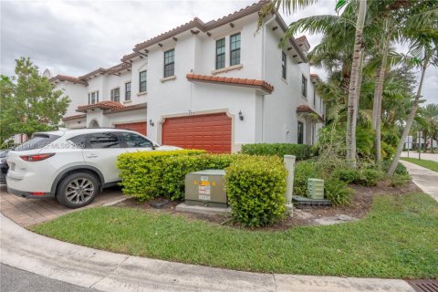 Touwnhouse à louer à Pembroke Pines, Floride: 3 chambres, 208.66 m2 № 2439367 - photo 2
