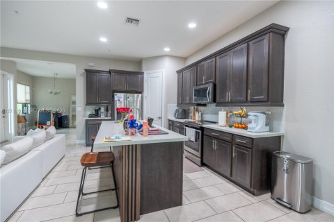 Touwnhouse à louer à Pembroke Pines, Floride: 3 chambres, 208.66 m2 № 2439367 - photo 8