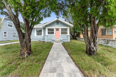 House in Saint Petersburg, Florida 3 bedrooms, 86.4 sq.m. № 2113689