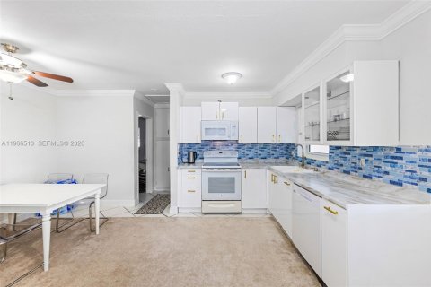 Villa ou maison à vendre à Hollywood, Floride: 2 chambres, 75.44 m2 № 2028217 - photo 5