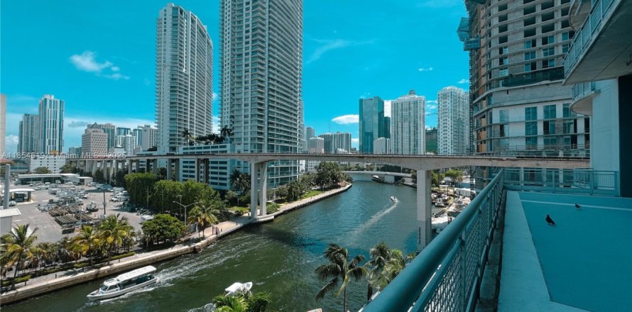 Кондоминиум с 2 спальнями в Майами, Флорида № 1960378