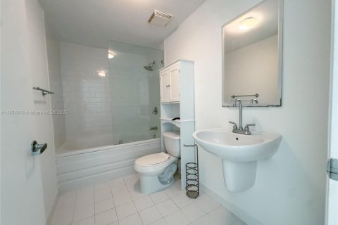 Купить кондоминиум в Майами, Флорида 2 спальни, 103.4м2, № 1960378 - фото 15