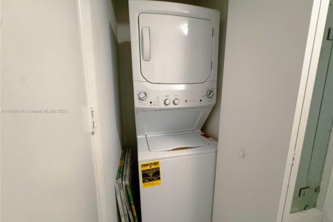 Купить кондоминиум в Майами, Флорида 2 спальни, 103.4м2, № 1960378 - фото 16