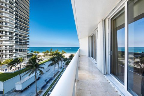 Copropriété à vendre à Surfside, Floride: 3 chambres, 153.29 m2 № 2028072 - photo 14