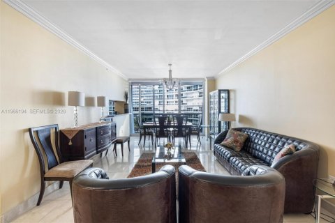 Copropriété à vendre à Surfside, Floride: 3 chambres, 153.29 m2 № 2028072 - photo 4