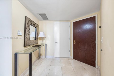 Copropriété à vendre à Surfside, Floride: 3 chambres, 153.29 m2 № 2028072 - photo 3