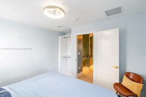 House in Miami Beach, Florida 5 bedrooms, 203.46 sq.m. № 1935783 - photo 21