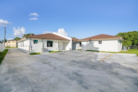 Снять в аренду виллу или дом в Майами, Флорида 2 спальни, № 2034664 - фото 13