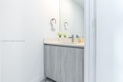 Condo in Miami, Florida, 1 bedroom  № 1819874 - photo 8