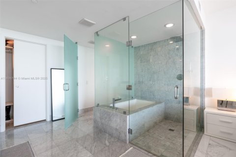 Condo in Miami, Florida, 1 bedroom  № 1819874 - photo 12