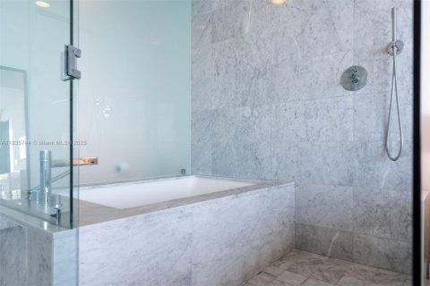 Condo in Miami, Florida, 1 bedroom  № 1819874 - photo 13