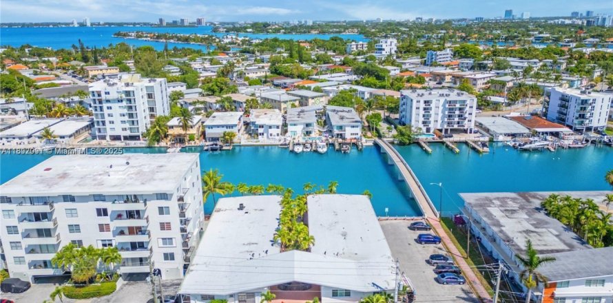 Кондоминиум с 1 спальней в Майами-Бич, Флорида № 1948504