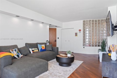 Condo in Miami Beach, Florida, 2 bedrooms  № 1989978 - photo 6