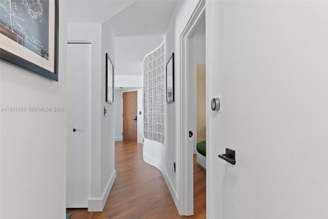 Condo in Miami Beach, Florida, 2 bedrooms  № 1989978 - photo 15