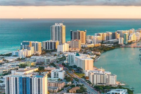 Condo in Miami Beach, Florida, 2 bedrooms  № 1989978 - photo 23