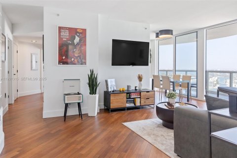 Condo in Miami Beach, Florida, 2 bedrooms  № 1989978 - photo 3