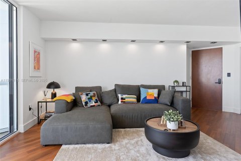 Condo in Miami Beach, Florida, 2 bedrooms  № 1989978 - photo 5