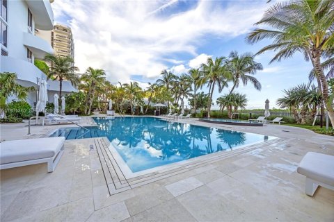 Condo in Miami Beach, Florida, 2 bedrooms  № 1989978 - photo 27