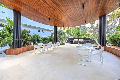 Condo in Miami Beach, Florida, 2 bedrooms  № 1989978 - photo 29