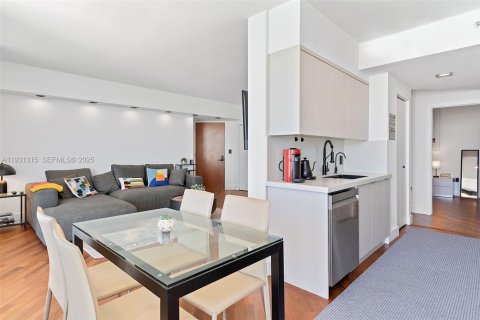 Condo in Miami Beach, Florida, 2 bedrooms  № 1989978 - photo 7