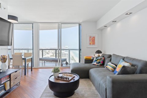 Condo in Miami Beach, Florida, 2 bedrooms  № 1989978 - photo 2
