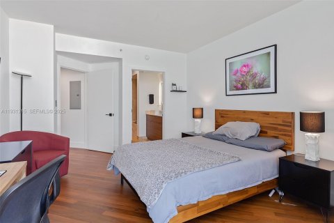 Condo in Miami Beach, Florida, 2 bedrooms  № 1989978 - photo 12