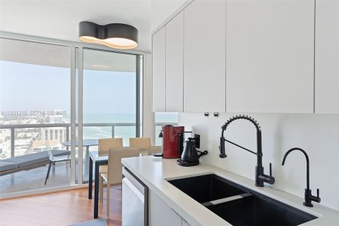 Condo in Miami Beach, Florida, 2 bedrooms  № 1989978 - photo 10