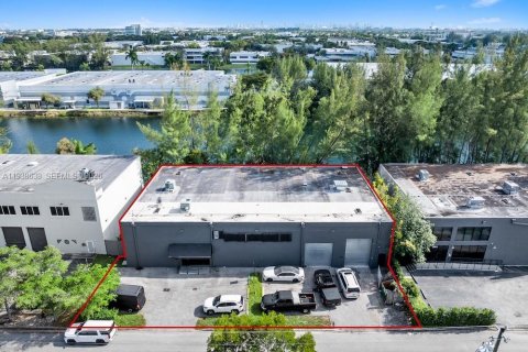 Коммерческая недвижимость в Дорал, Флорида № 1996321