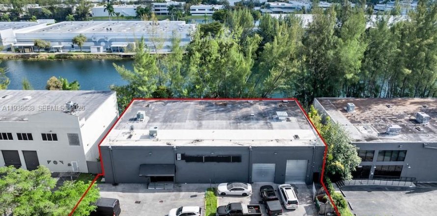 Коммерческая недвижимость в Дорал, Флорида № 1996321