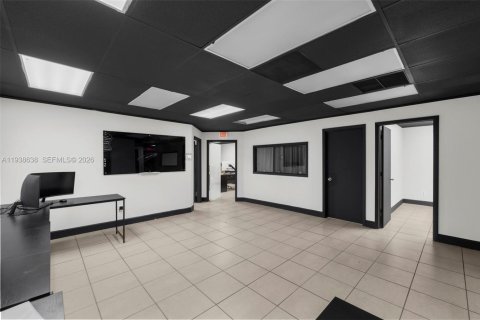 Купить коммерческую недвижимость в Дорал, Флорида № 1996321 - фото 11