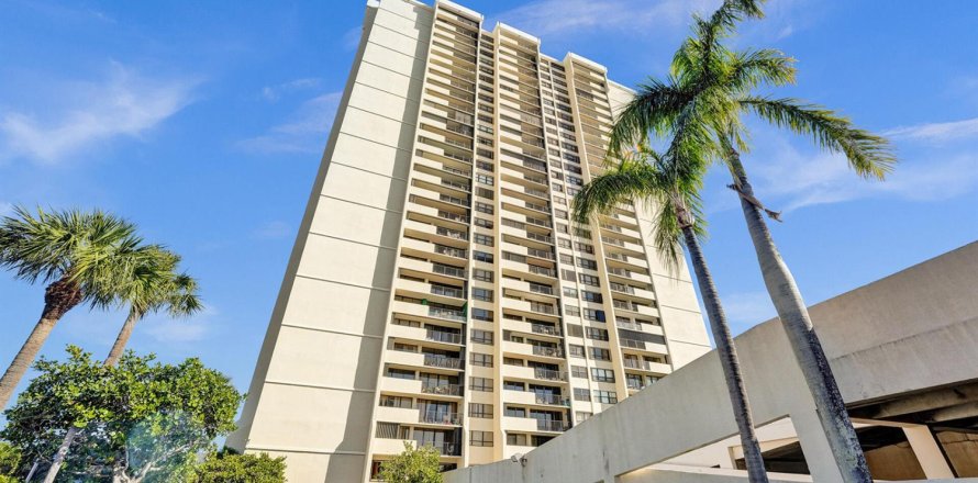 Condominio en West Palm Beach, Florida, 2 dormitorios № 2243380