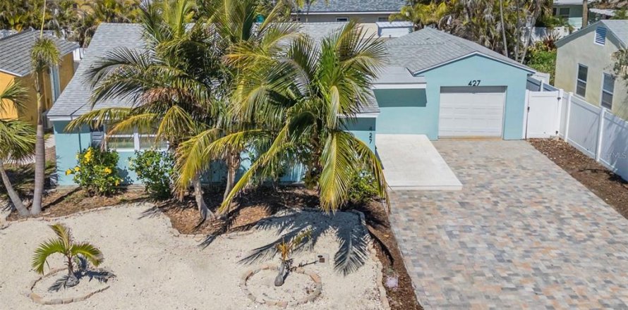 House in Saint Pete Beach, Florida 3 bedrooms, 137.31 sq.m. № 1558200