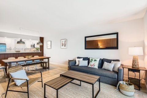 Condo in Hollywood, Florida, 2 bedrooms  № 2041901 - photo 2