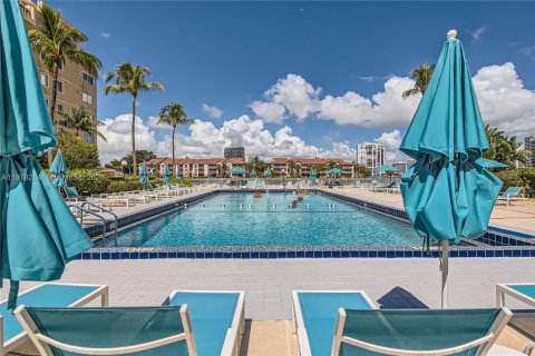 Condo in Hollywood, Florida, 2 bedrooms  № 2041901 - photo 14