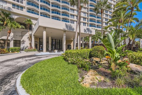 Condo in Hollywood, Florida, 2 bedrooms  № 2041901 - photo 21