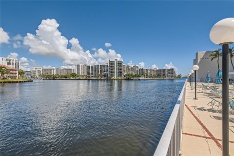 Condo in Hollywood, Florida, 2 bedrooms  № 2041901 - photo 15