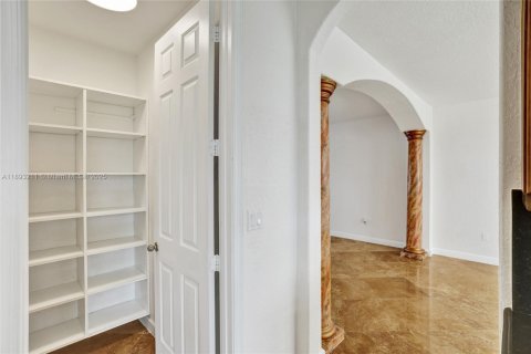 Снять в аренду виллу или дом в Катлер-Бей, Флорида 5 спален, 323.21м2, № 1945096 - фото 23