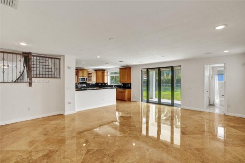 Снять в аренду виллу или дом в Катлер-Бей, Флорида 5 спален, 323.21м2, № 1945096 - фото 11