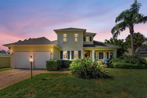 House in Holiday, Florida 4 bedrooms, 390.56 sq.m. № 2117734
