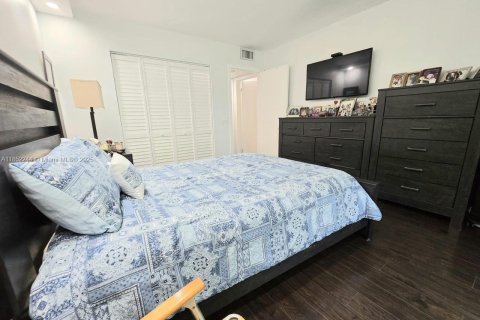 Condo in Pembroke Pines, Florida, 2 bedrooms  № 1889027 - photo 19