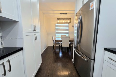 Condo in Pembroke Pines, Florida, 2 bedrooms  № 1889027 - photo 9