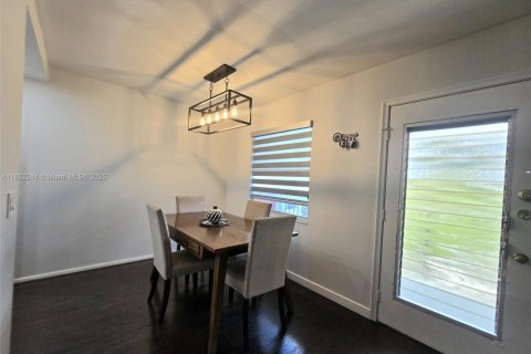 Condo in Pembroke Pines, Florida, 2 bedrooms  № 1889027 - photo 5