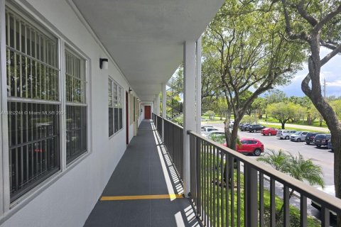 Condo in Pembroke Pines, Florida, 2 bedrooms  № 1889027 - photo 2