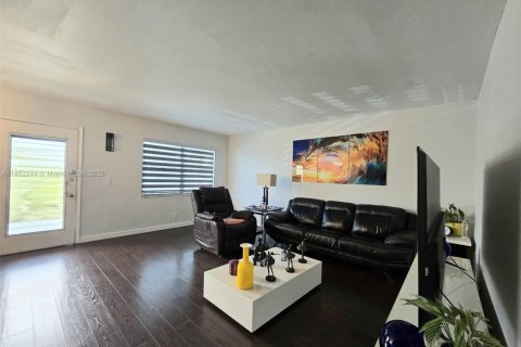 Condo in Pembroke Pines, Florida, 2 bedrooms  № 1889027 - photo 6