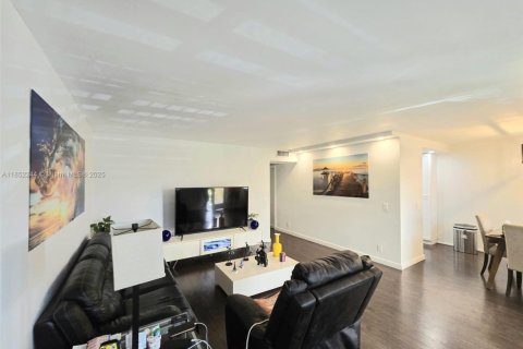 Condo in Pembroke Pines, Florida, 2 bedrooms  № 1889027 - photo 8