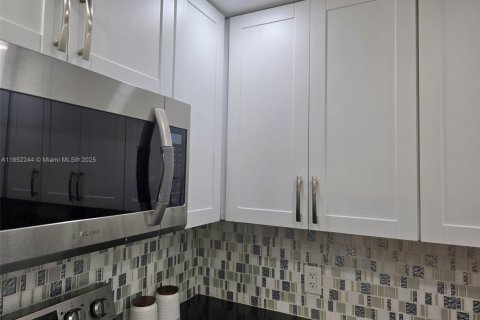 Condo in Pembroke Pines, Florida, 2 bedrooms  № 1889027 - photo 15