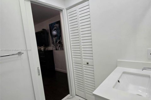 Condo in Pembroke Pines, Florida, 2 bedrooms  № 1889027 - photo 20